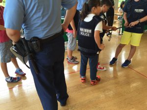 警察官としてパトロールや防犯の啓発チラシを配ります。
