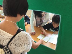 仕事を終えると銀行で給料を受け取ります。