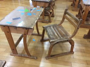 児童の机や椅子も地場産材